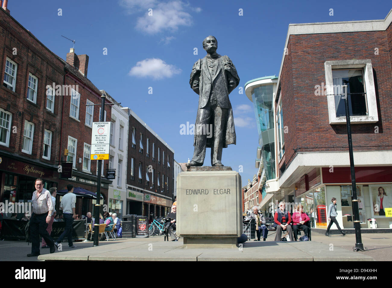 Statue von Edward Elgar, High Street, Worcester. (Bronzestatue von Kenneth Potts, 1980.) Stockfoto