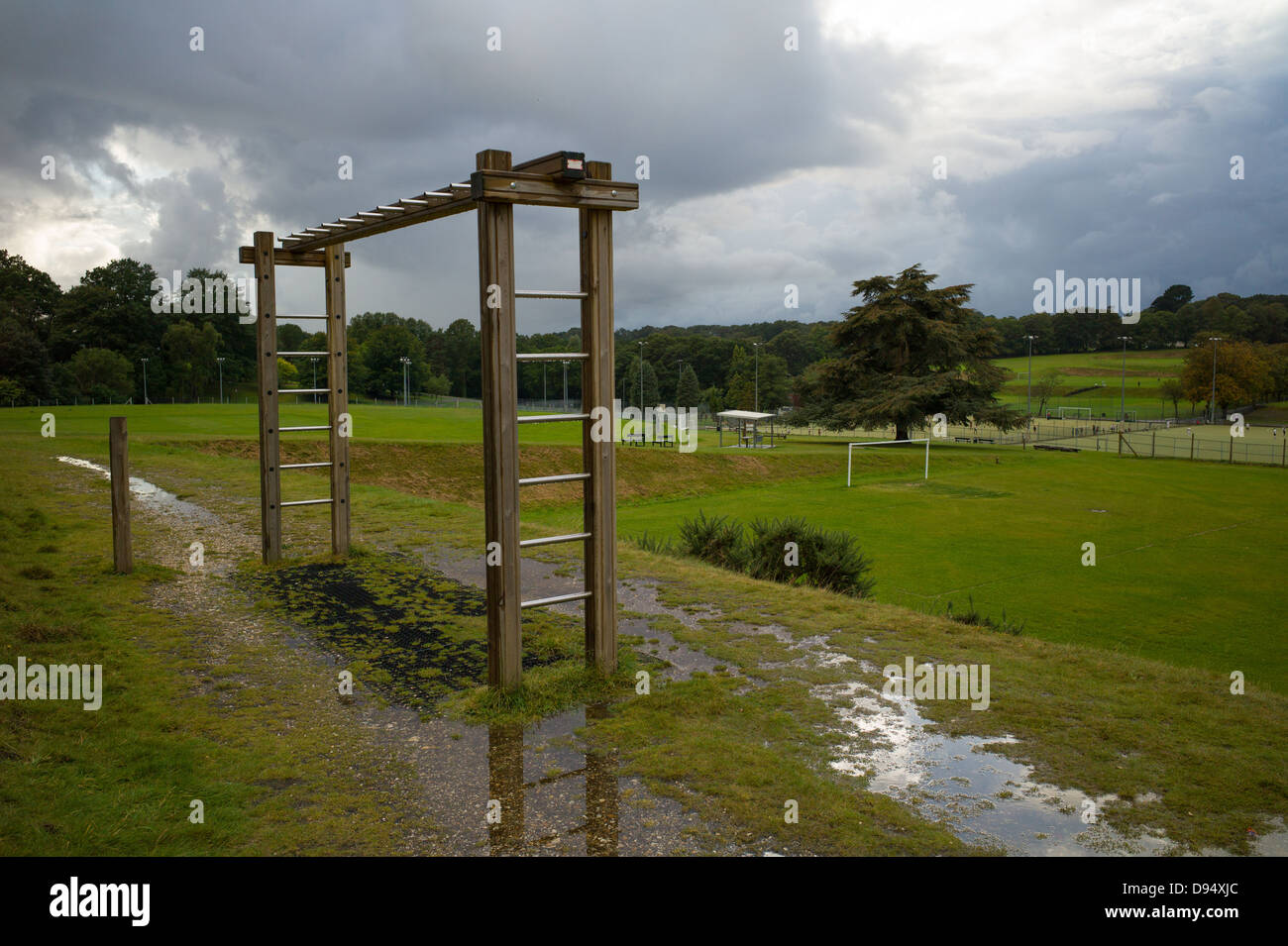Übung Parcours klettern Frames im Sportzentrum Southampton nach einem Regenschauer Stockfoto
