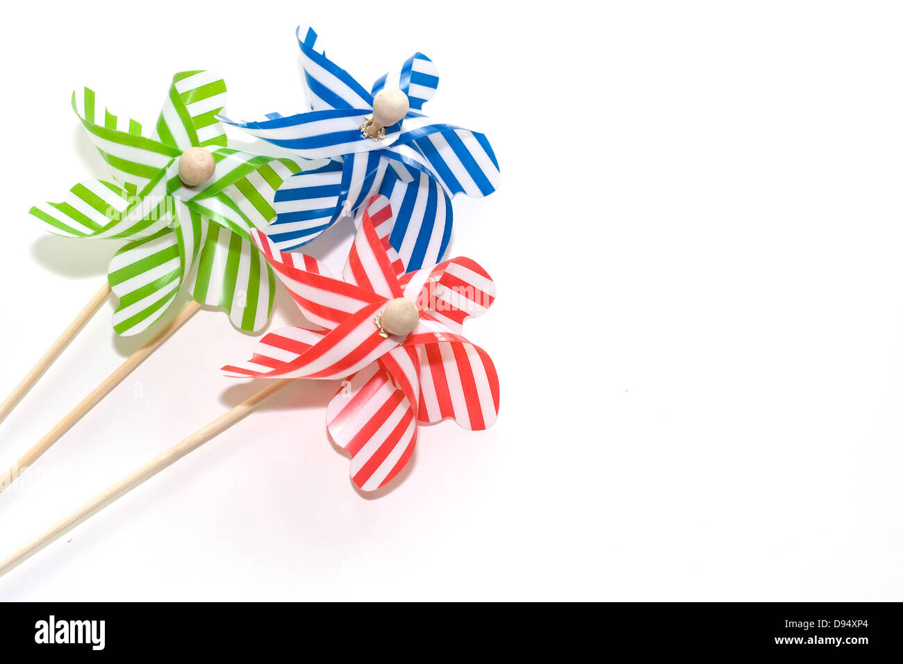 Spielzeug-Windmühlen auf weißem Hintergrund 2 Stockfoto