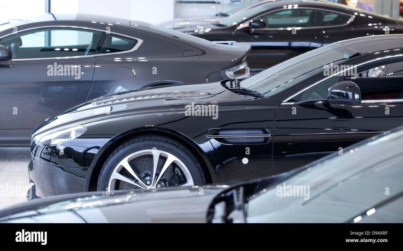 Aston Martin Autos im Showroom Leeds Stockfoto
