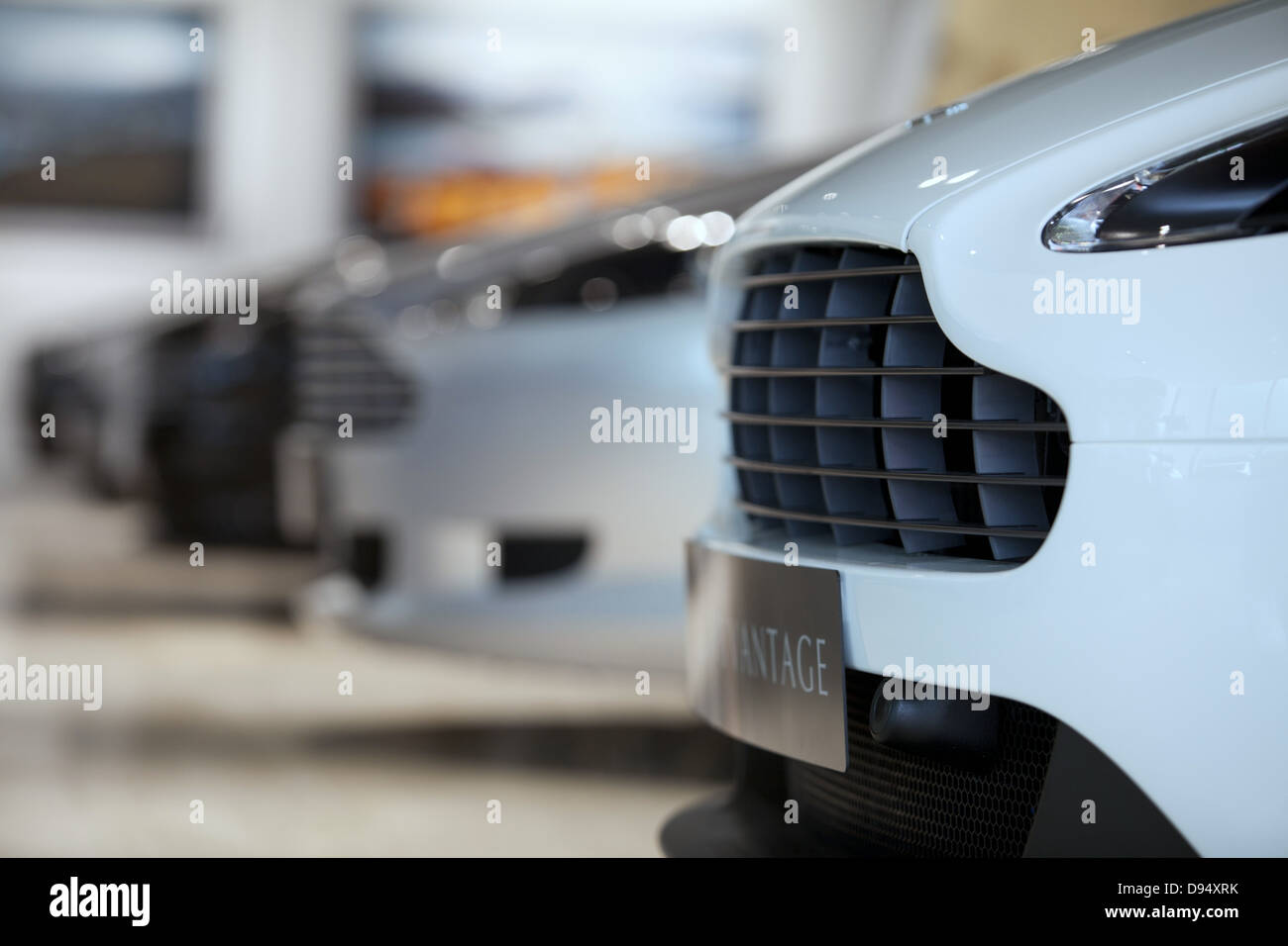Aston Martin Autos in einem neuen Autohaus in Leeds Stockfoto