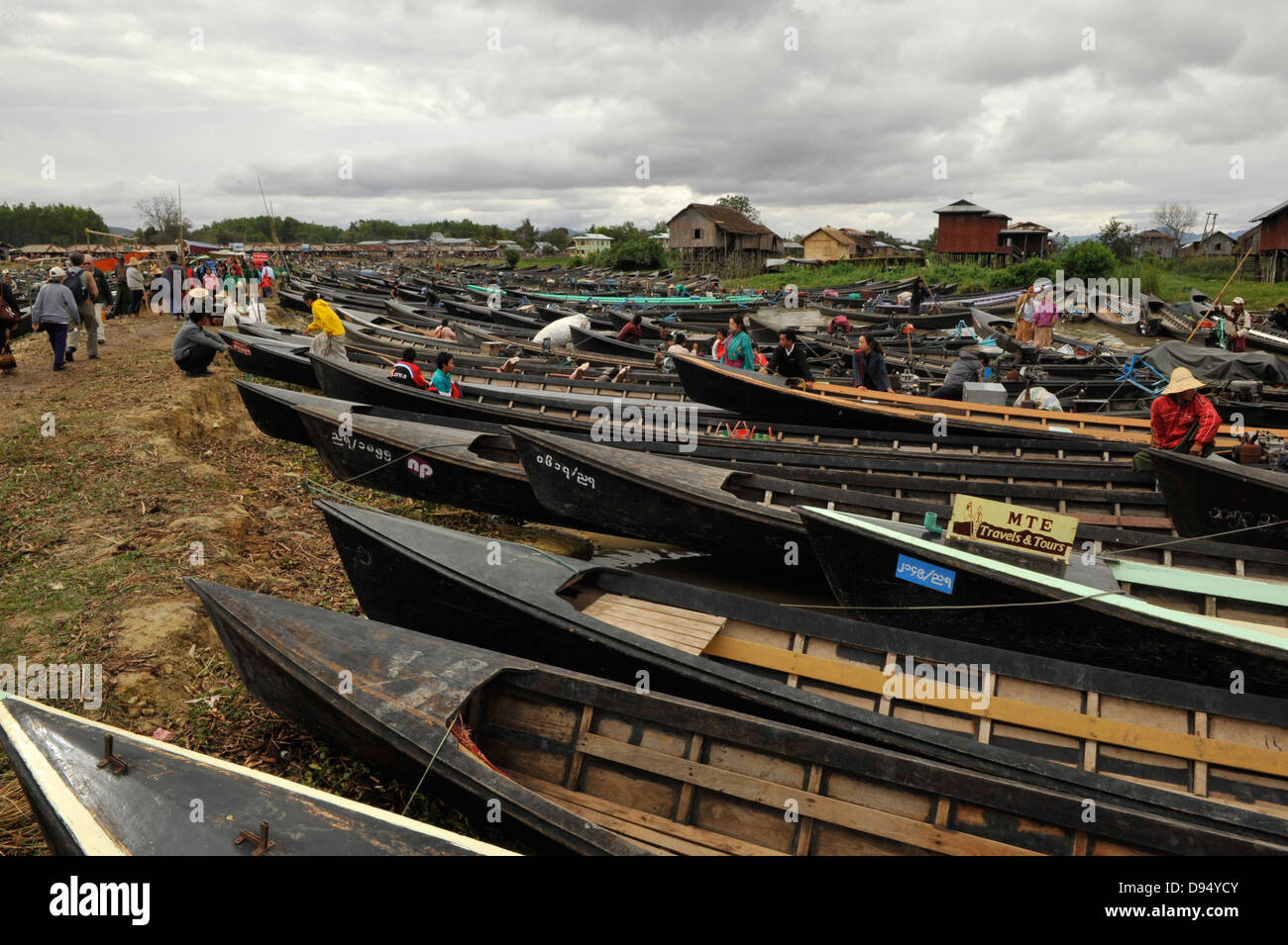 Nam pan Markt am Inle See, Langbooten Verkehrsinfarkt Stockfoto