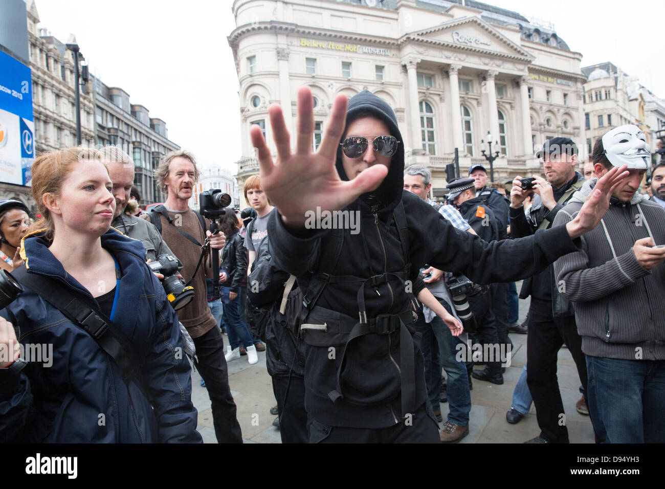 London, UK. 11. Juni 2013. Anti-G8-Demonstranten am Piccadilly Circus im Zentrum von London. Bildnachweis: Lydia Pagoni/Alamy Live-Nachrichten Stockfoto