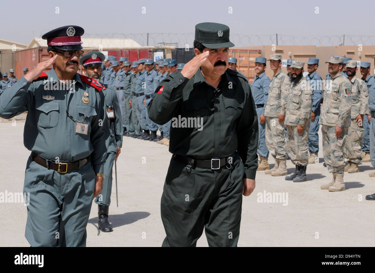 Helmand Provinz Chef der Polizei-Oberst Abul Nabi Elham, Recht, salutiert, die Ausbildung der afghanischen Polizei während eines Durchgangs im Rückblick auf das regionale Ausbildungszentrum der ALP 6. Juni 2013 in Lashkar Gah Rekruten Bezirk, Provinz Helmand, Afghanistan. Stockfoto