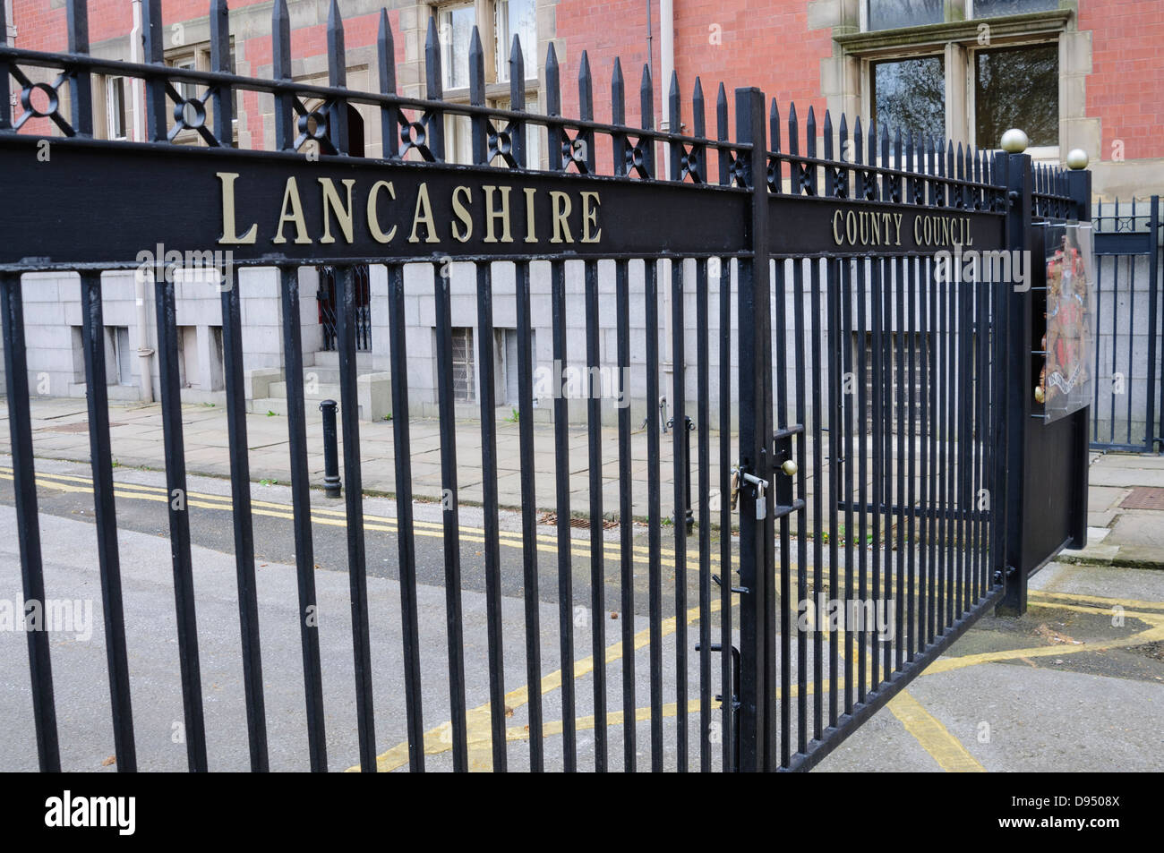 Gates am Eingang zum Lancashire County Council in Preston Stockfoto