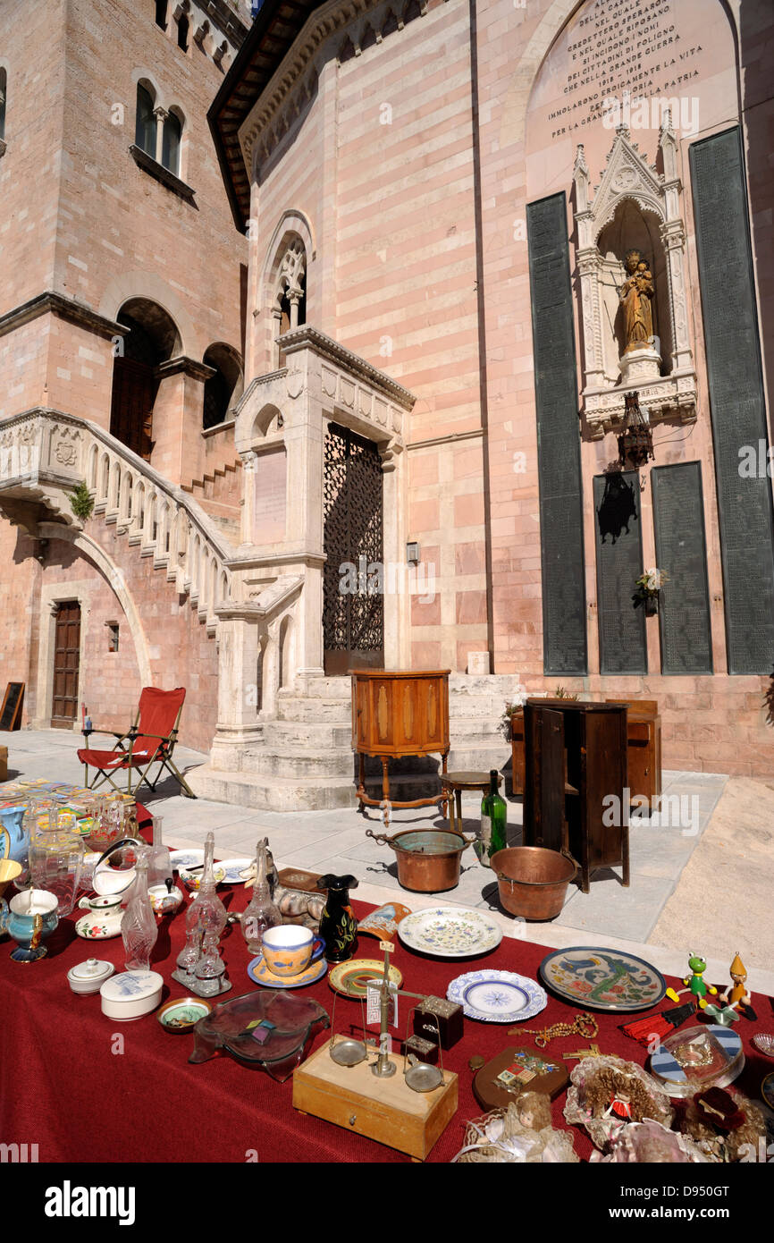 Italien, Umbrien, Foligno, Flohmarkt und Kathedrale Stockfoto