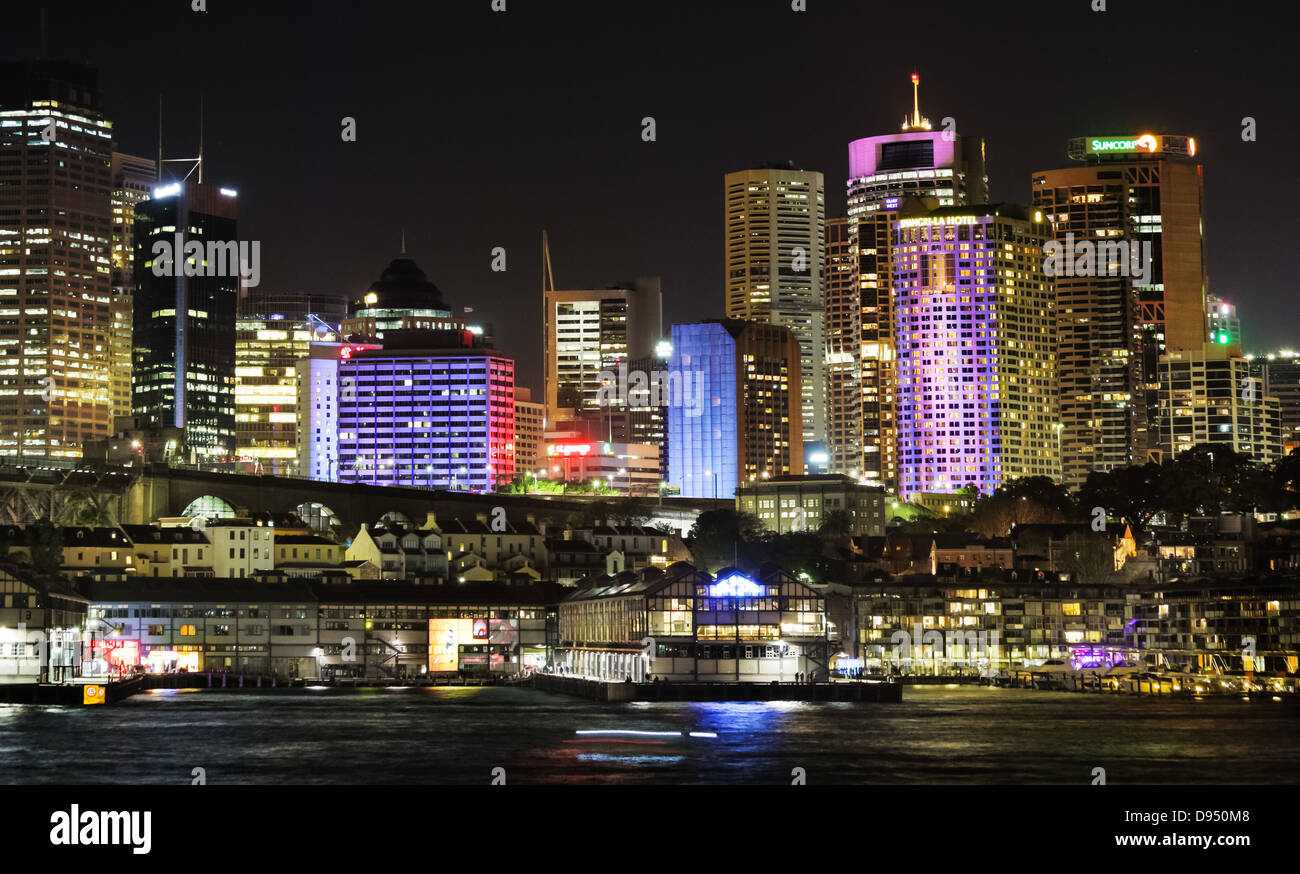 Wolkenkratzer in der Nacht, die Bestandteil der Skyline von Sydney, Australien Stockfoto