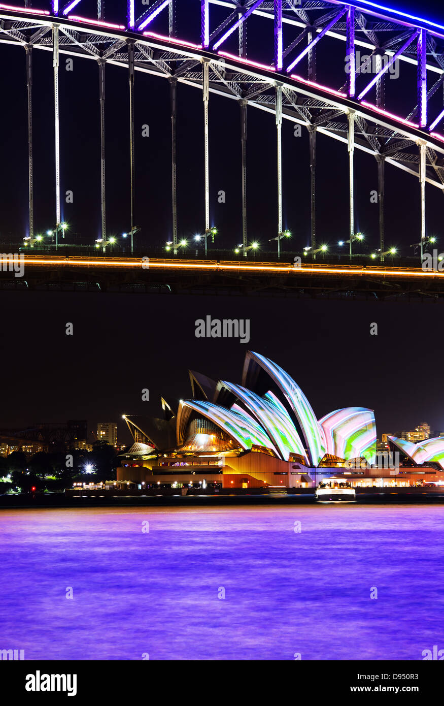 Sydney Harbour Bridge und Sydney Opera House in der Nacht während der jährlichen Sydney Beleuchtung Festival Vivid Stockfoto