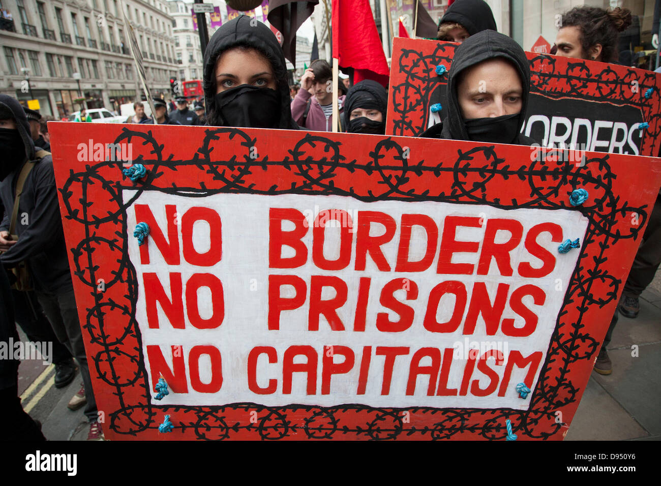 London, UK. Dienstag, 11. Juni 2013. Anti-kapitalistischen Demonstranten zeigen Sie, halten Plakate gegen den bevorstehenden G8-Gipfel in central London, UK. Bildnachweis: Michael Kemp/Alamy Live-Nachrichten Stockfoto