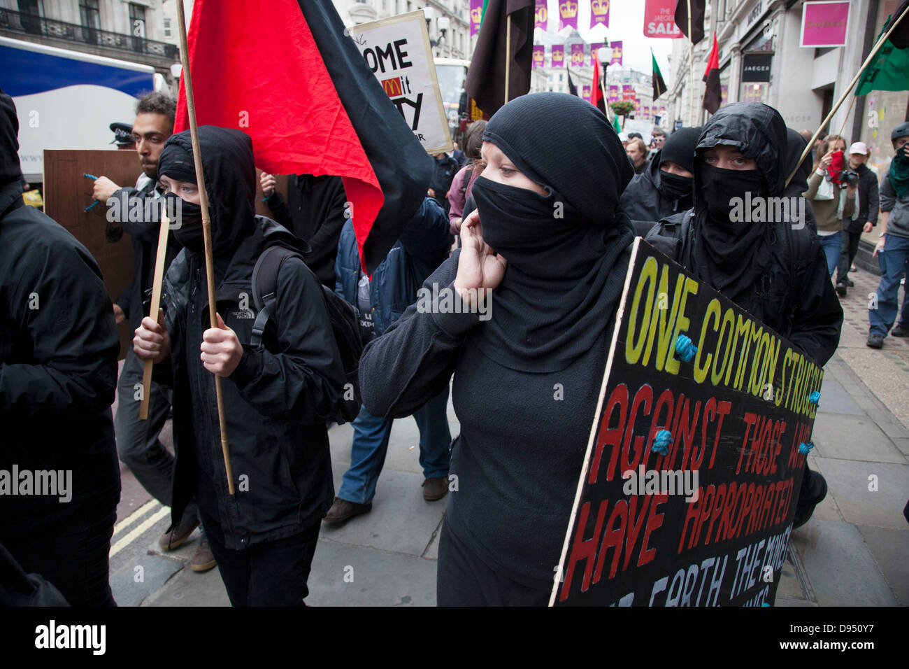 Anti-kapitalistischen Demonstranten demonstrieren Sie gegen den bevorstehenden G8-Gipfel in central London, UK. Stockfoto