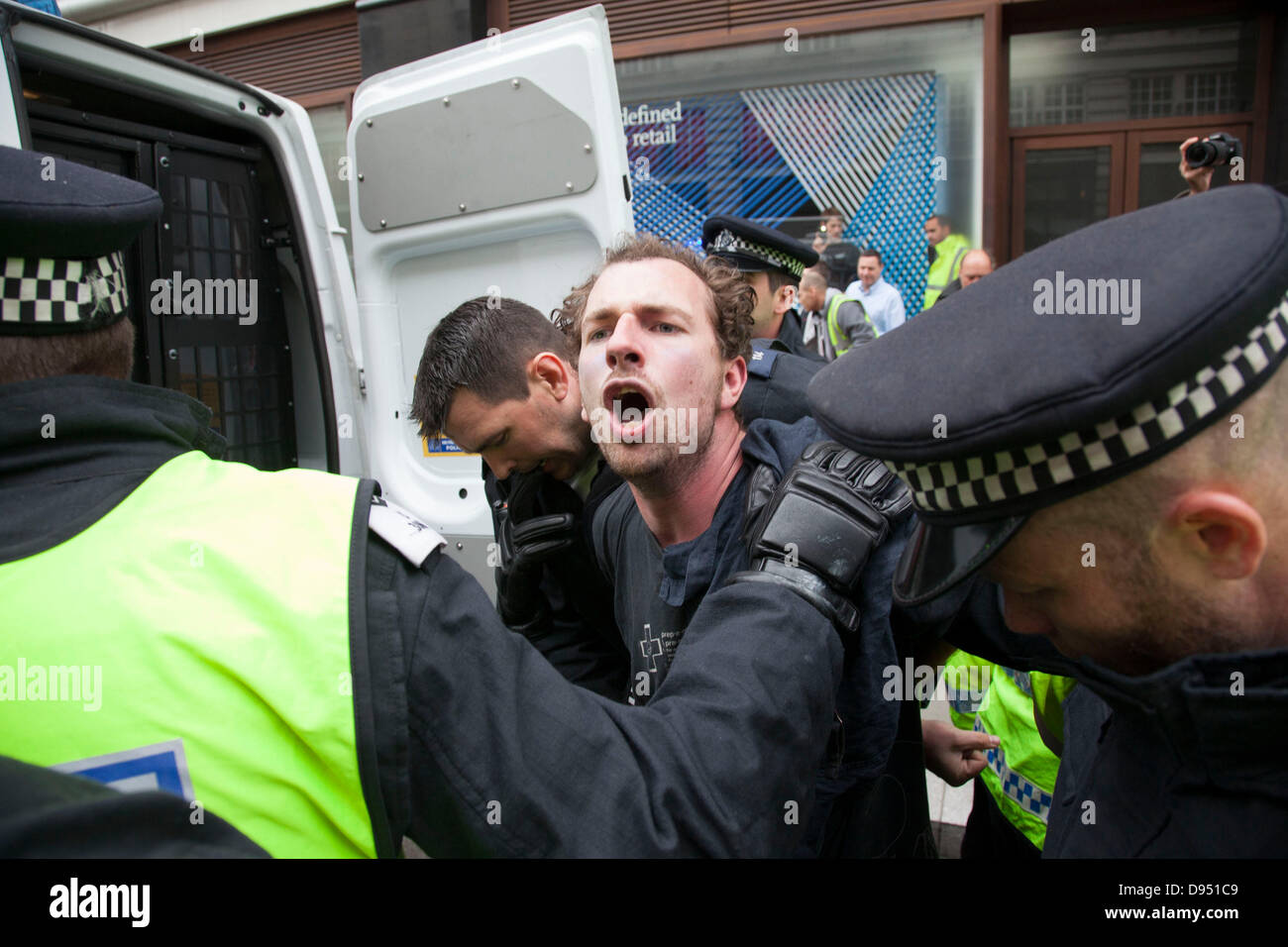 Polizei Handgemenge mit und Verhaftung ein Anti kapitalistischen Demonstrant bei einer Demonstration gegen den G8-Gipfel in central London, UK. Stockfoto