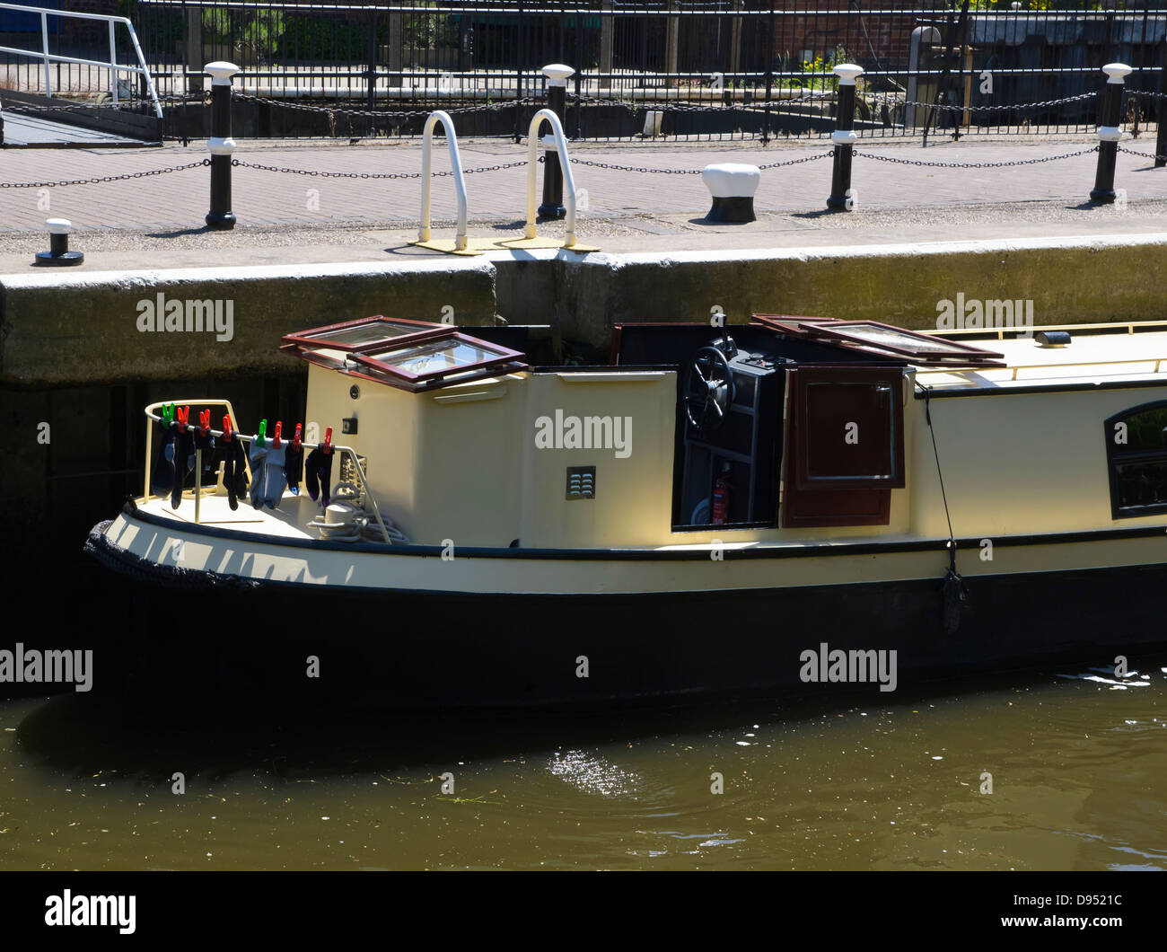 Socken / waschen, Wäsche hing zum Trocknen auf schmalen Boot an einem warmen, sonnigen Tag Fluss Trent Newark Stockfoto