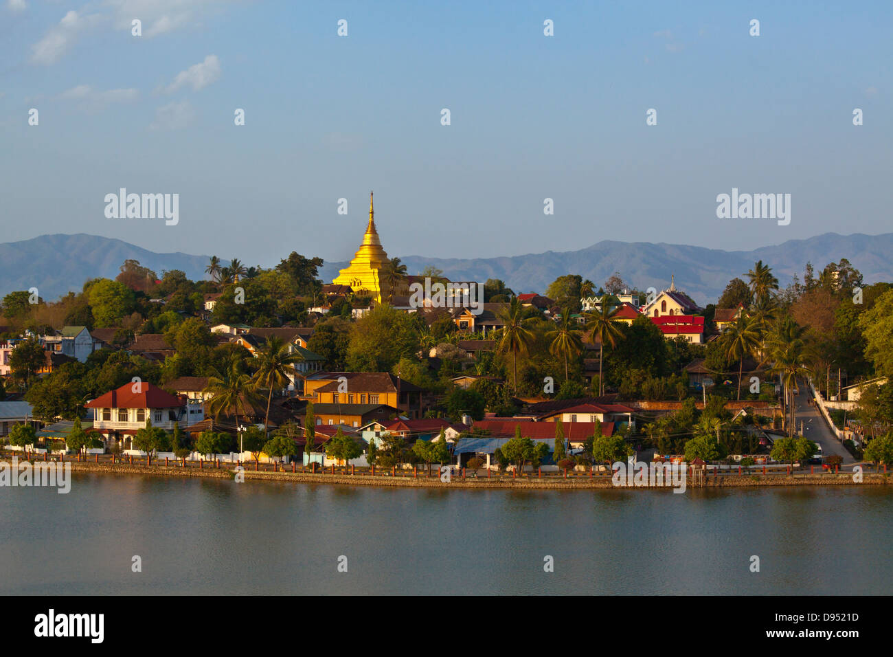 WAT JONG KHAM liegt auf einem Hügel nördlich von See NAUNG TUNG die Mitte der Stadt KENGTUNG auch bekannt als KYAINGTONG - MYANMAR Stockfoto