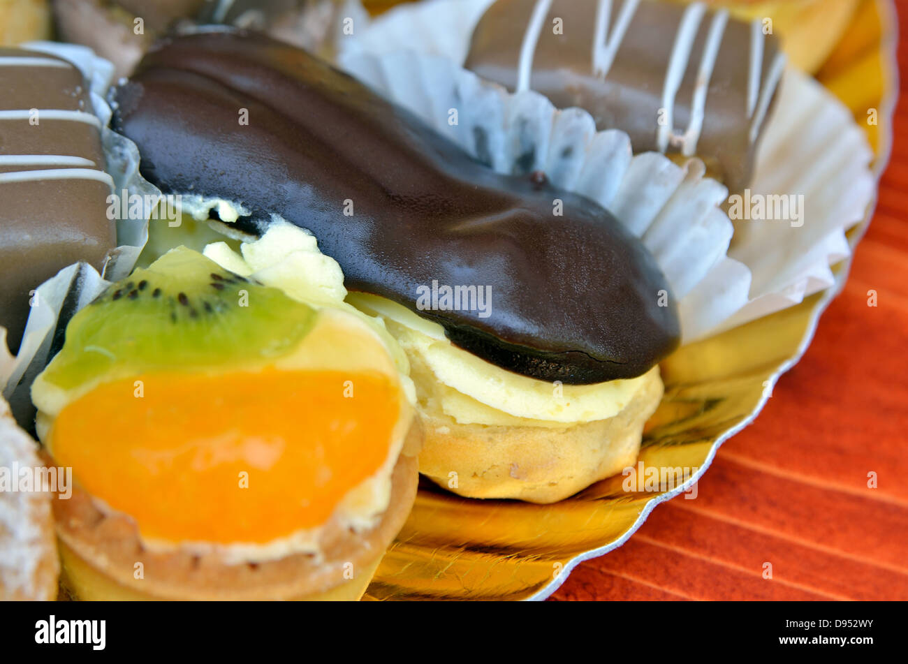 verschiedene Kuchen und Eclair Stockfoto