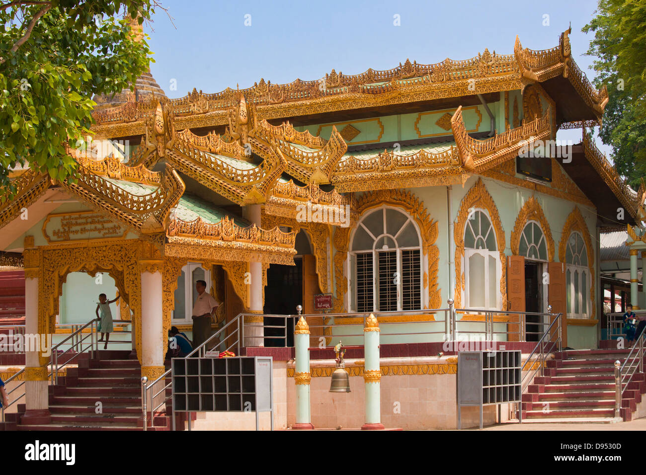 YADANA LABAMUNI HSU TAUNG PYE PAYA oder die Schlange Pagode in PALEIK ist berühmt für seine Heiligen BIRMANISCHEN PYTHONS - MANDALAY, MYANMAR Stockfoto