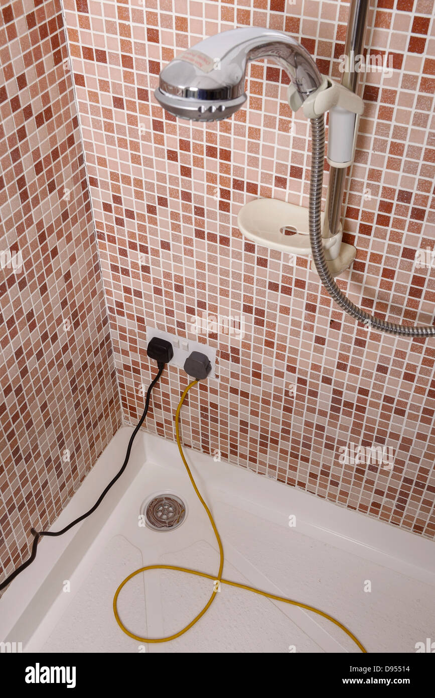 Elektrische Leitungen im Inneren eine Duschabtrennung Stockfoto