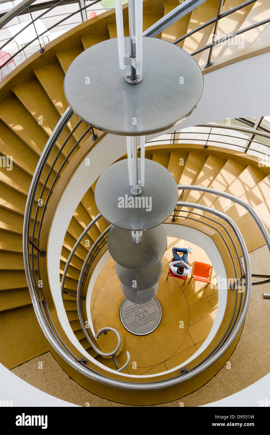 De La Warr Pavilion, Leuchte und Wendeltreppe. Bexhill on Sea. Sussex Stockfoto