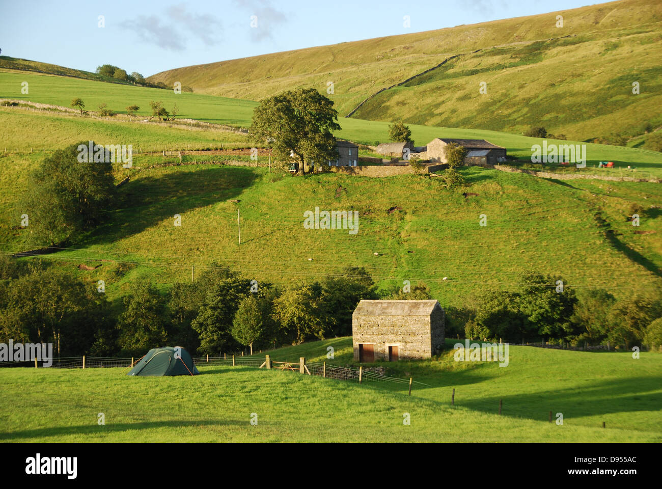 Ein Zelt und Scheunen in der Yorkshire Dales.  UK Stockfoto