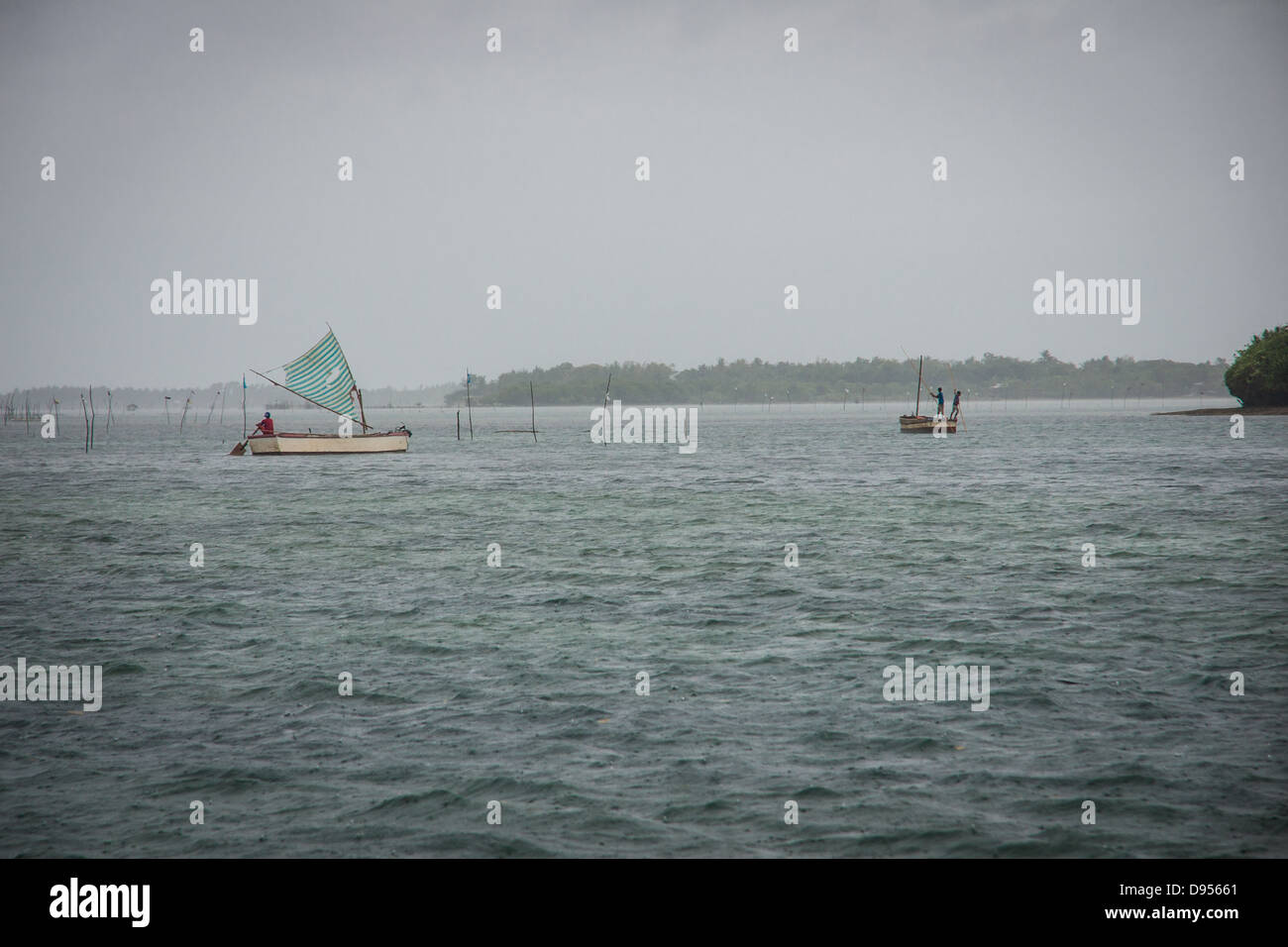 Traditionelles Fischen bei schlechtem Wetter am Panangatan, Bantayan island, Central Visayas, Cebu, Philippinen Stockfoto