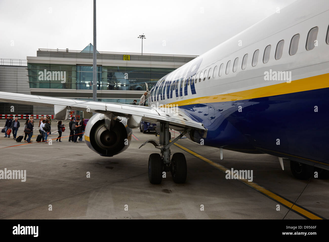 Fluggästen, die Ryanair-Flug nach Dublin Flughafen terminal 1 Irland Stockfoto