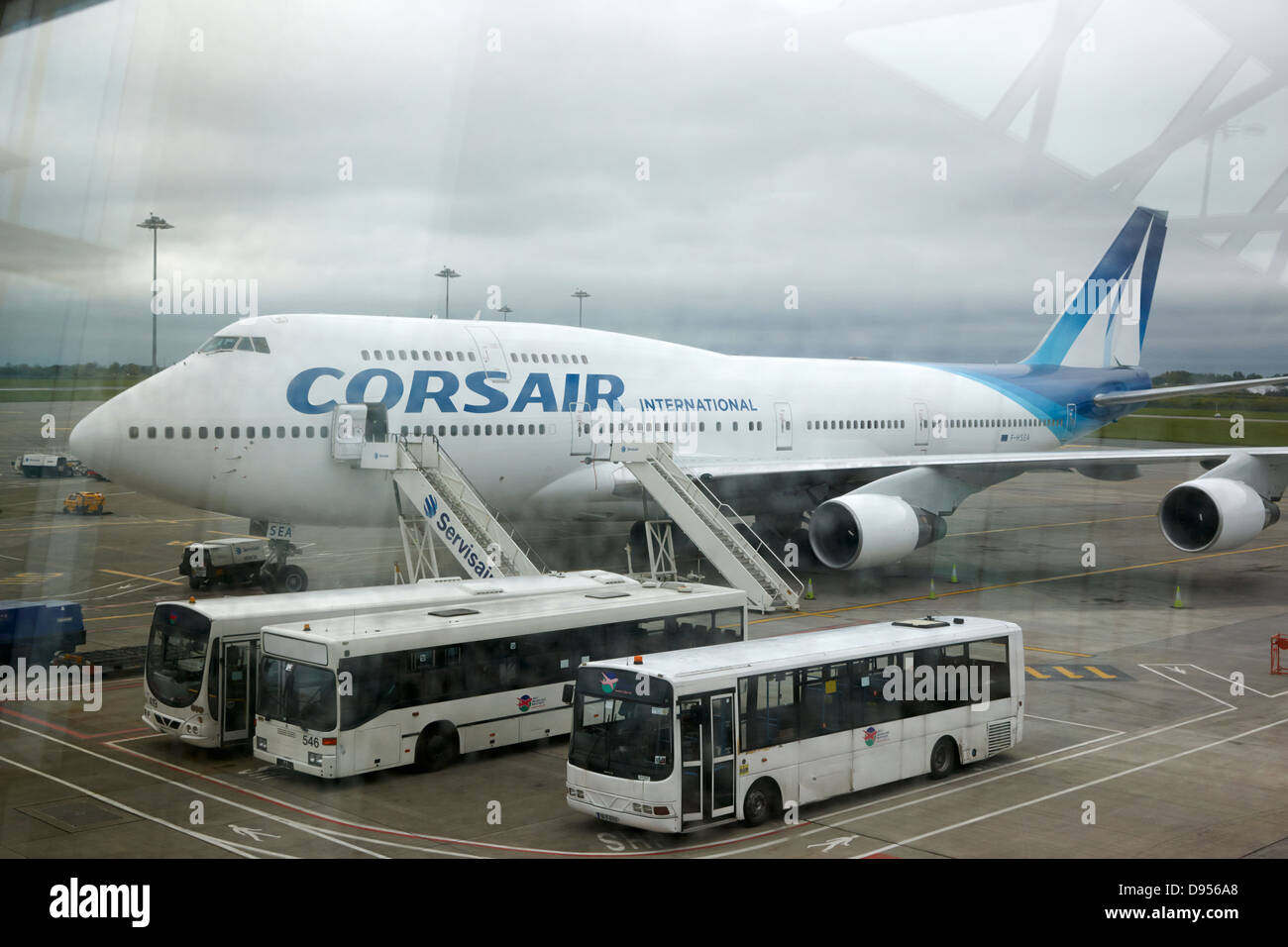 Blick über terminal-Fenster bei Corsair internationale Airlines Boeing 747 f-Hsea Dublin Flughafen terminal 1 Irland Stockfoto