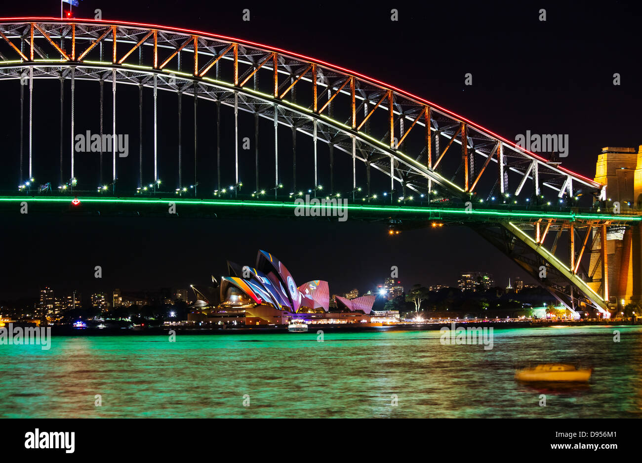 Sydney Harbour Bridge und Sydney Opera House in der Nacht während der jährlichen Sydney Beleuchtung Festival Vivid Stockfoto