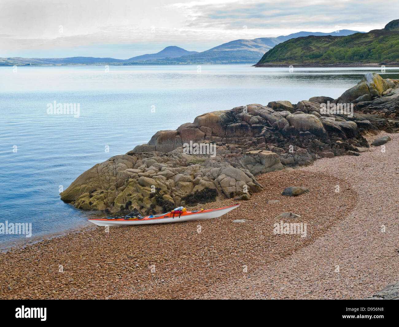 Sea Kayak am Strand auf Loch Linnhe, Schottland Stockfoto
