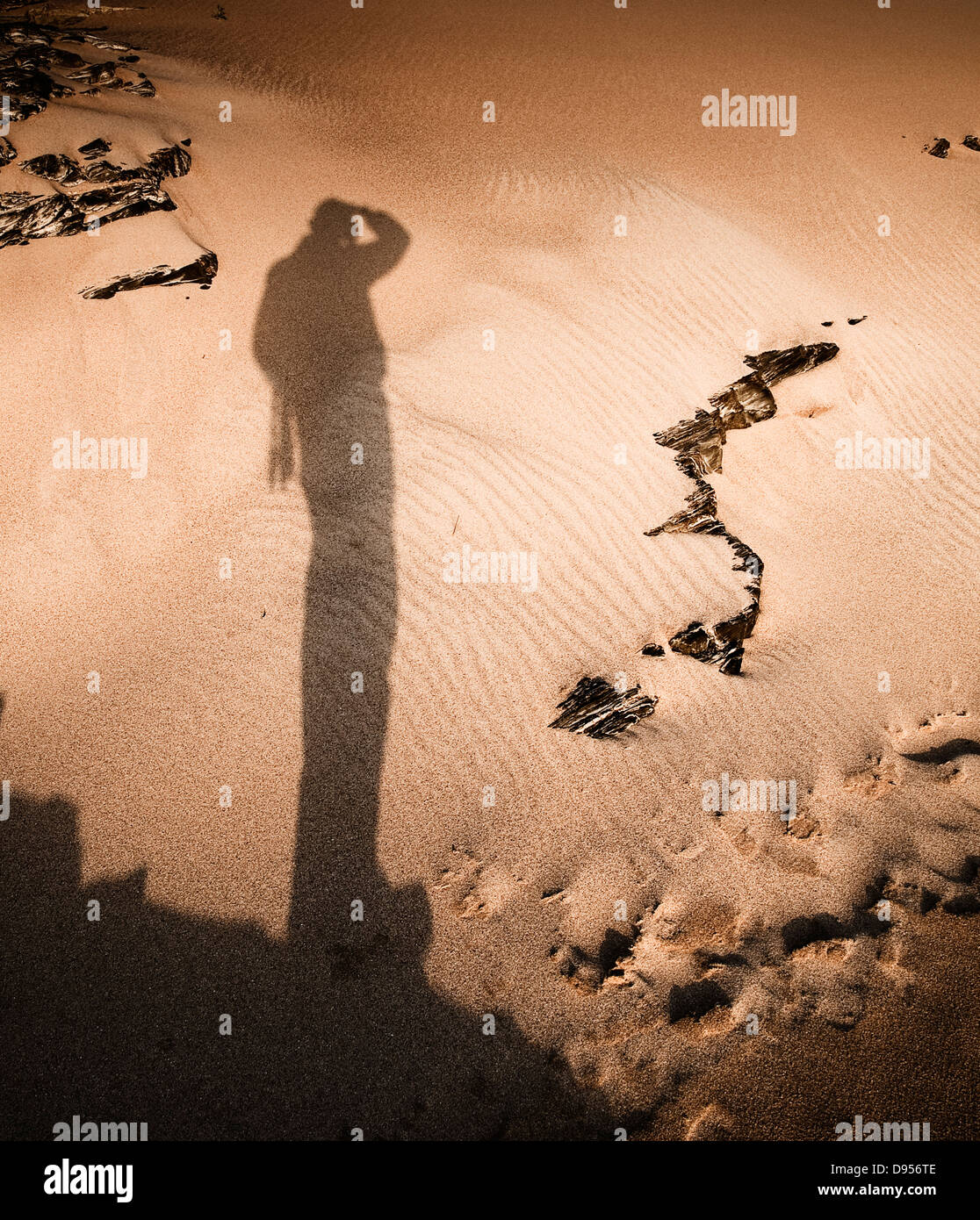 Schatten-Fotograf in den Sand. Das Foto zeigt ein Fotograf ein Foto gemacht, um seinen eigenen Schatten. Stockfoto