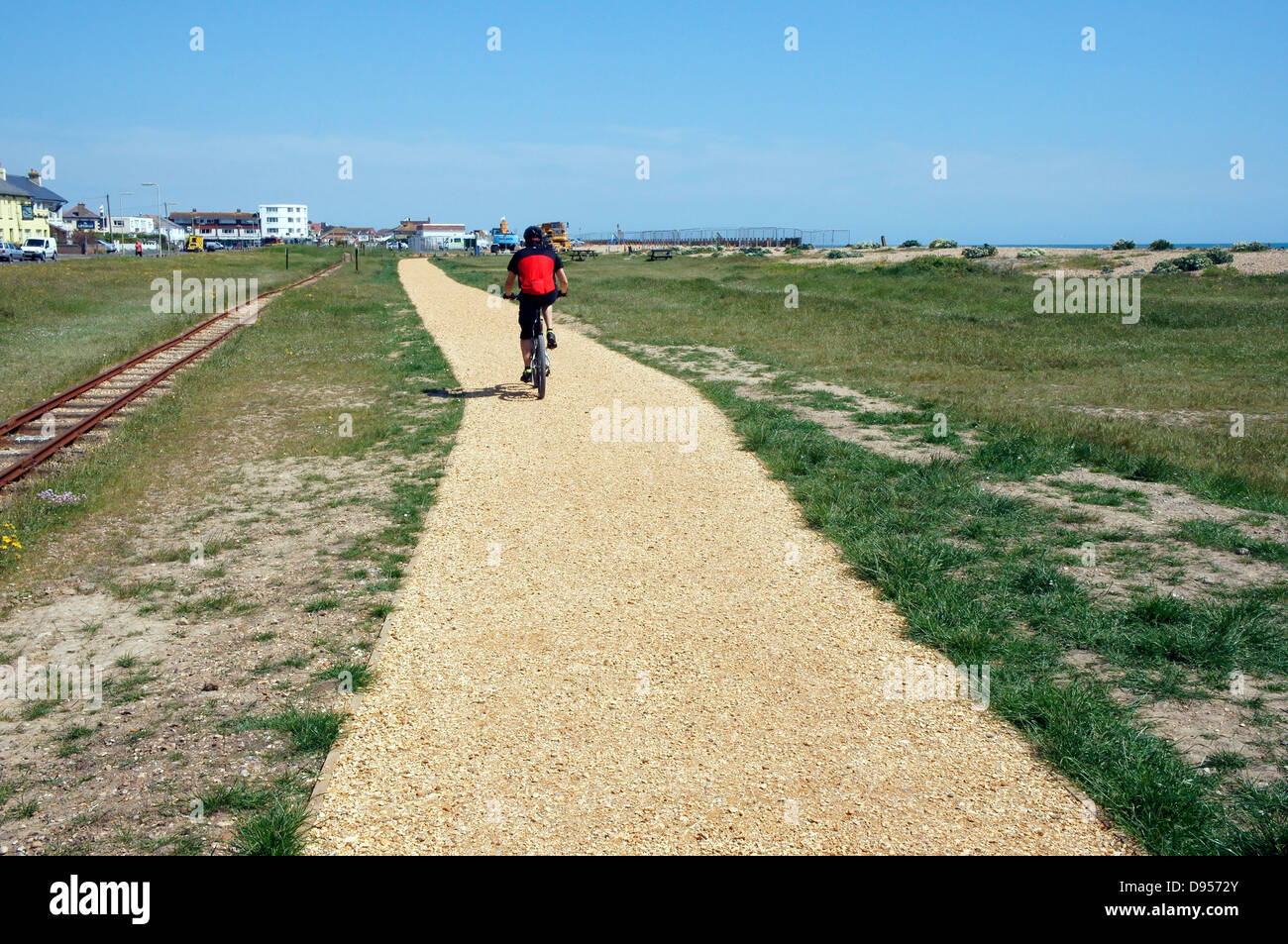 Ein Radsportler, die auf den neuen Radweg entlang der Strandpromenade Beachlands, Hayling Island, Hanpshire, UK Stockfoto