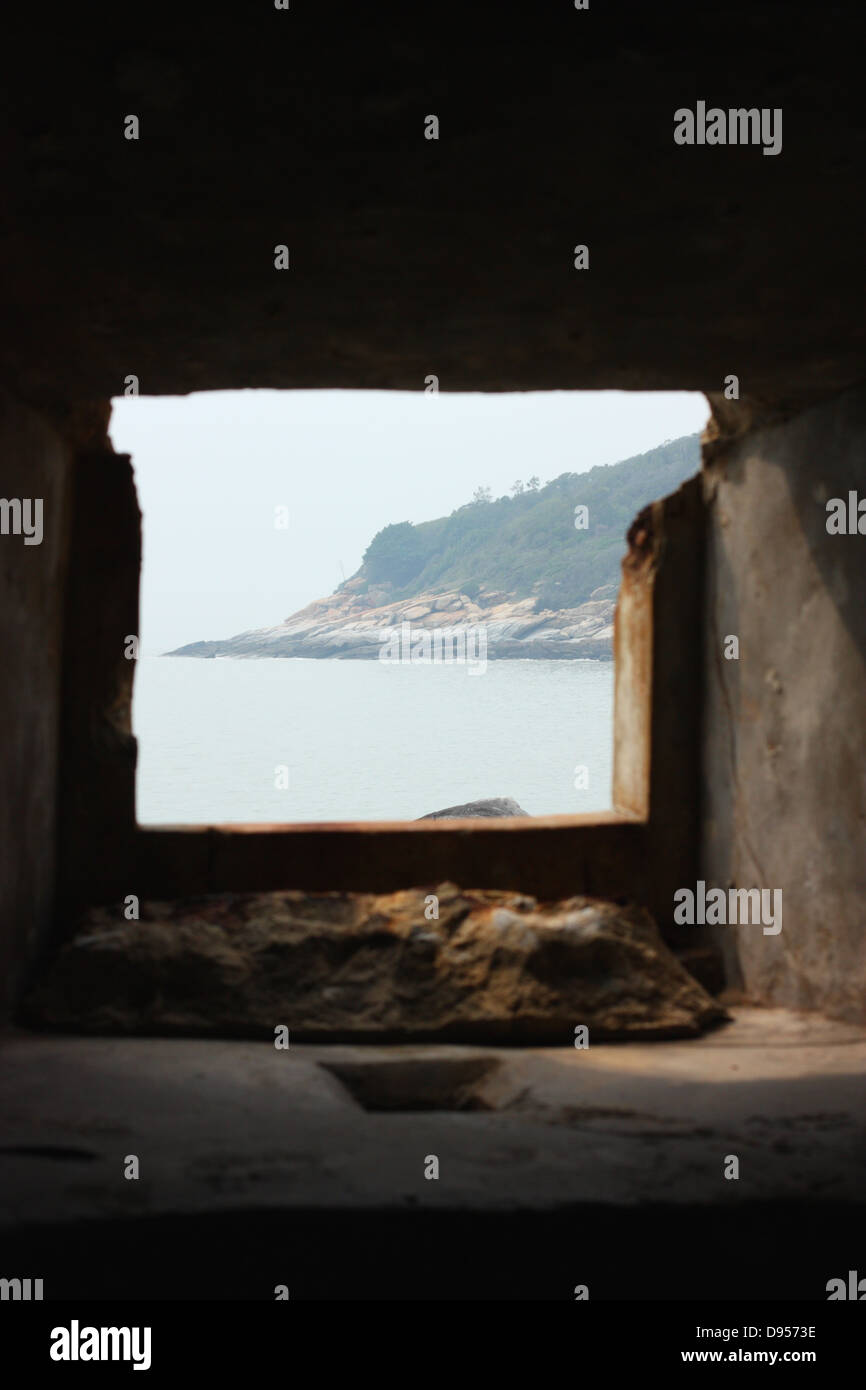 Blick aus einem alten militärischen Bunker an einem Eingang zu Jhaishan Tunnel, Kinmen Nationalpark Kinmen County, Taiwan Stockfoto