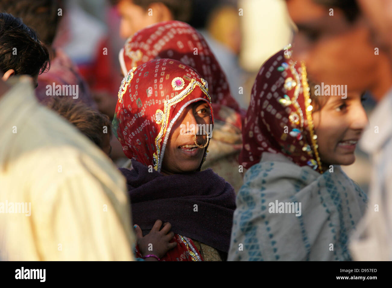 Rajasthani-Indianerin mit traditionellen Nase Ring stehen in der Menge der Männer, Rajasthan, Indien Stockfoto