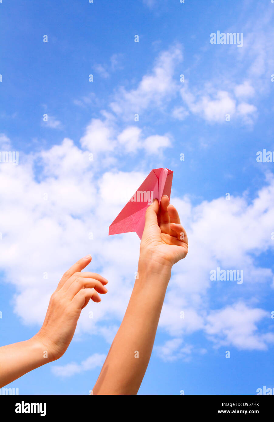Frau Hand beginnt Papierflieger im blauen Himmel. Konzept der Traum Stockfoto