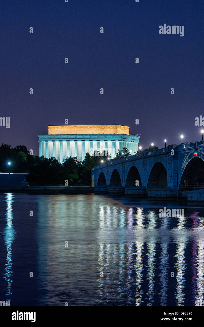 Lincoln Memorial und das Arlington Memorial Bridge bei Nacht, Washington D.C., USA Stockfoto
