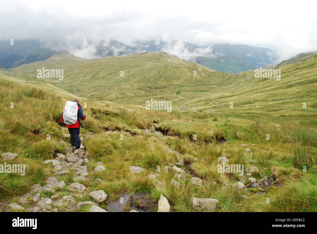 Eine einsame weibliche Wanderer in The Lake District Stockfoto