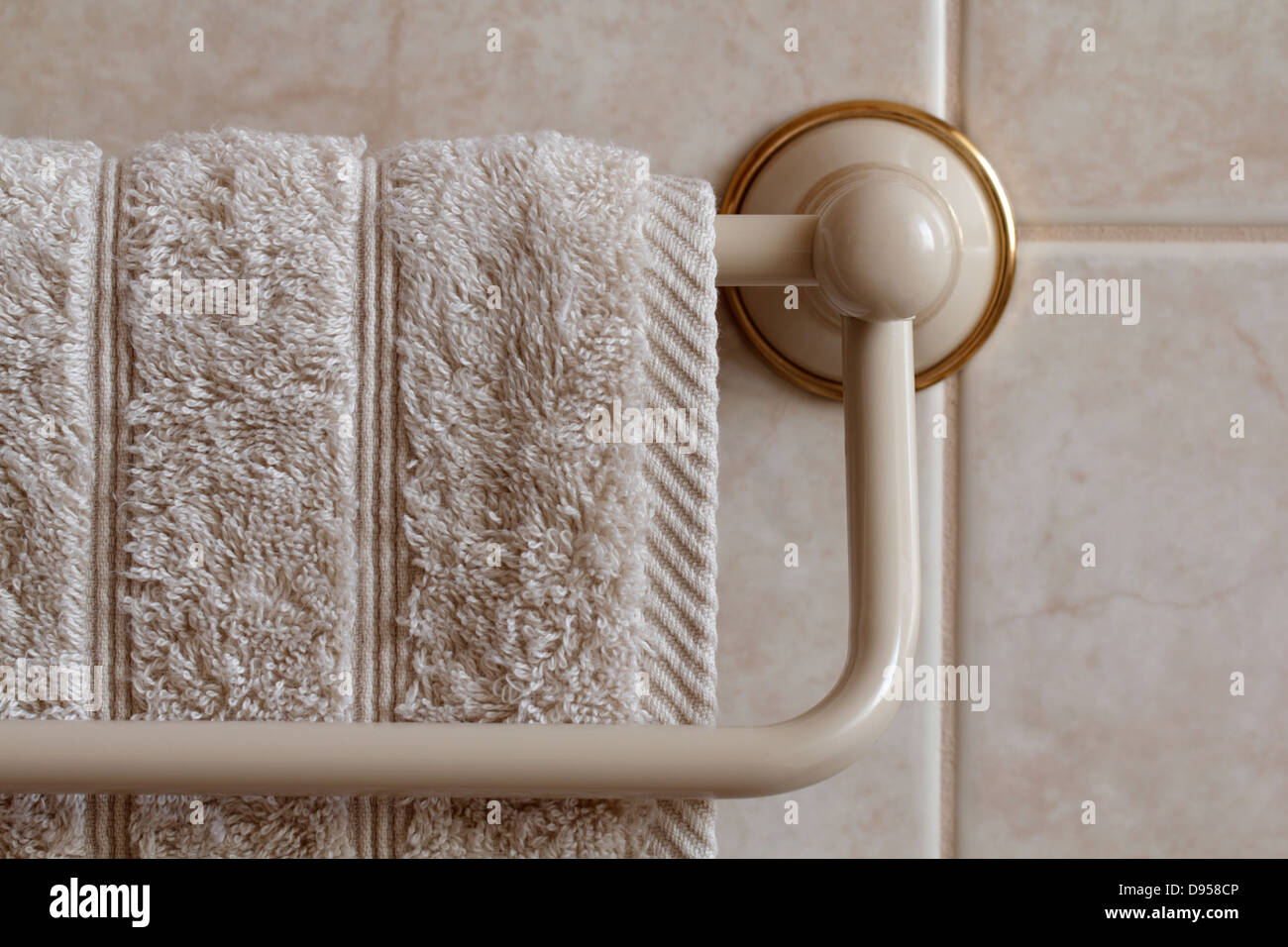 Badetuch auf Handtuchhalter in ein gefliestes Badezimmer. Stockfoto
