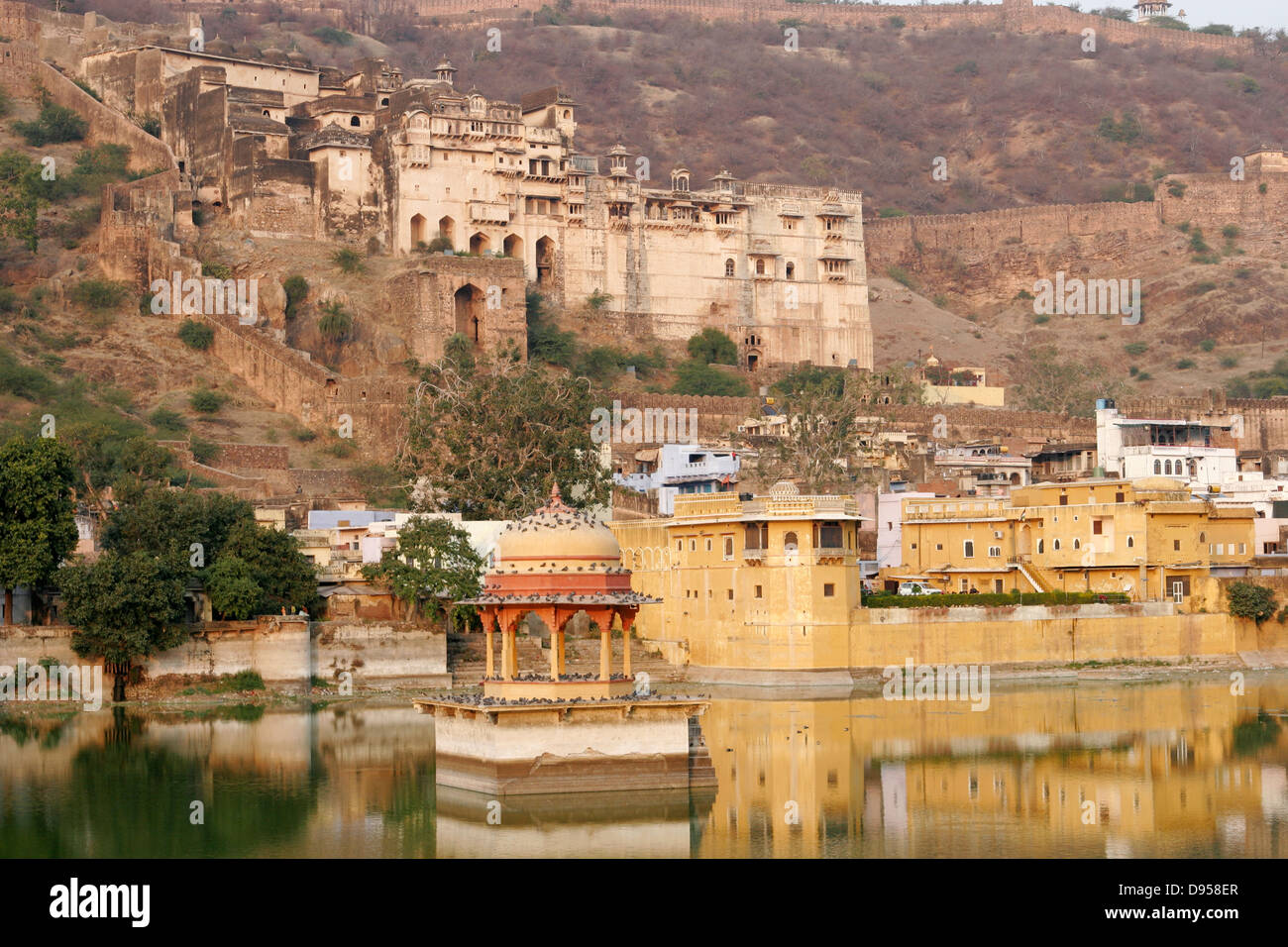 Bundi Palast und Taragarh Festung auf dem Hügel hinter dem Nawal Sagar Lake, Rajasthan, Indien Stockfoto