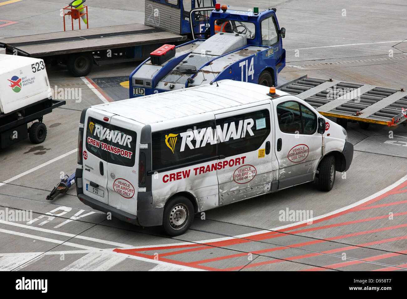Ryanair-Crew Transport Flughafen Fahrzeug Dublin Flughafen terminal 1 Irland Stockfoto
