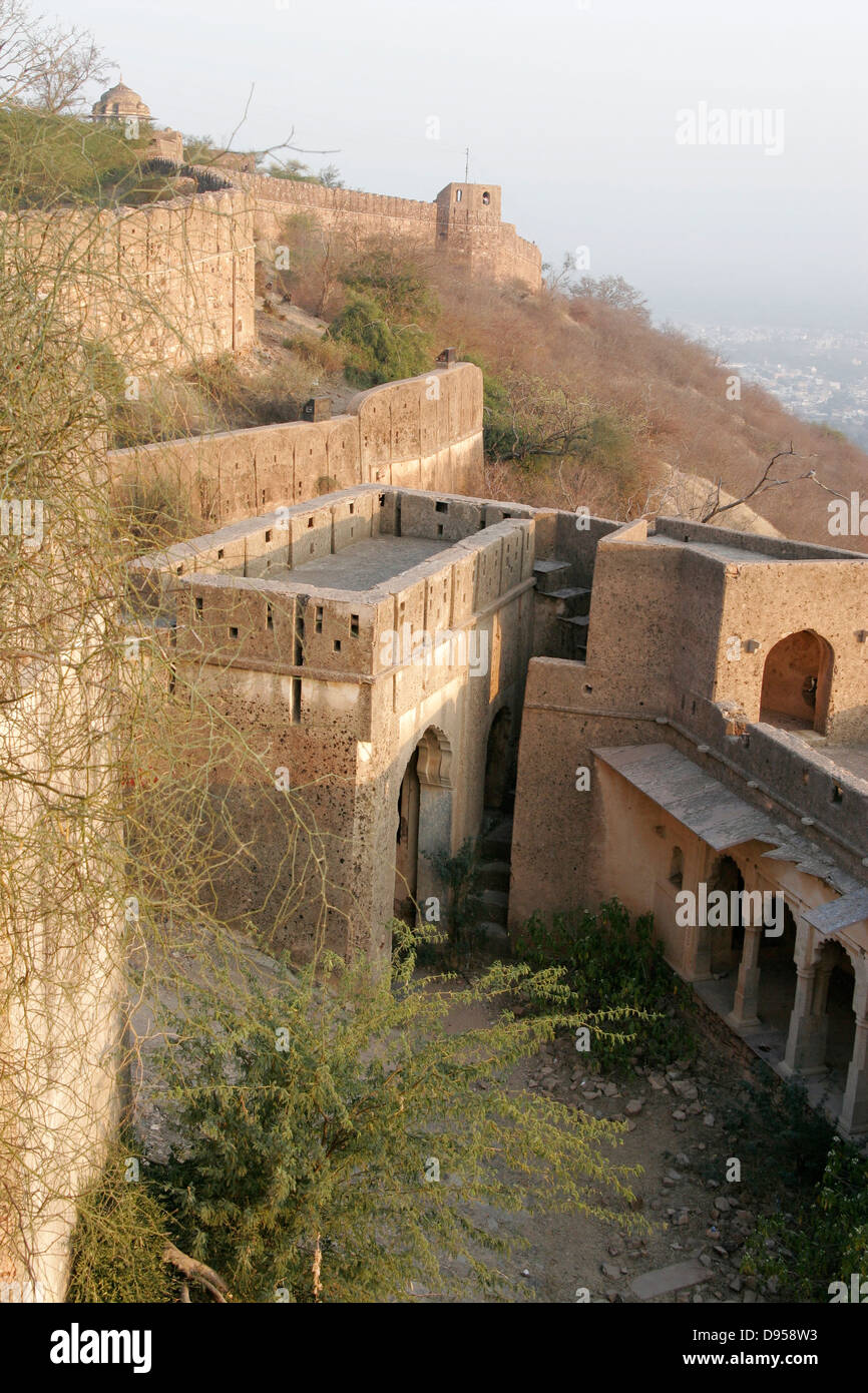 Taragarh Fort thront auf einem Hügel über Bundi Palast, Rajasthan, Indien Stockfoto