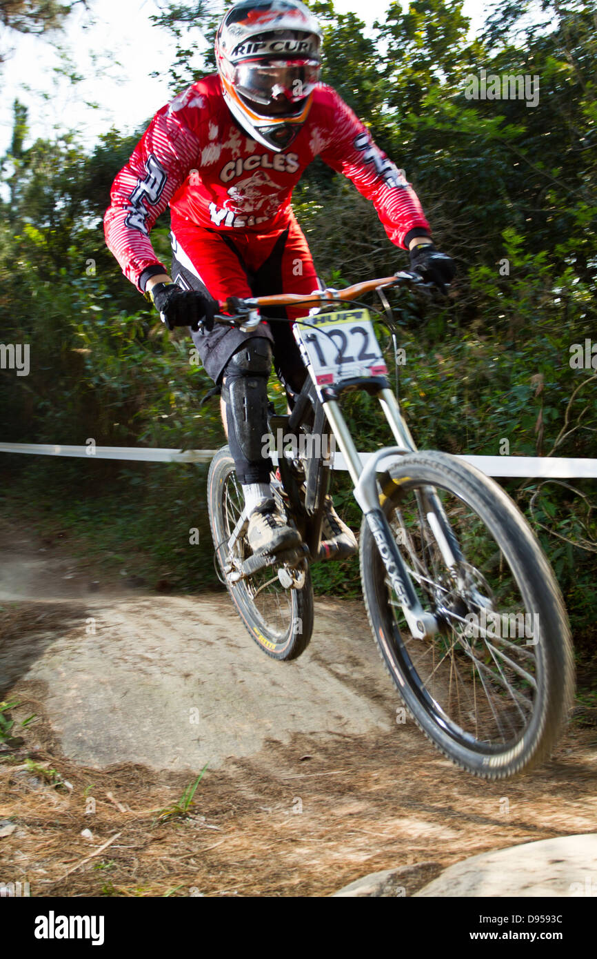 Downhill-Pilot auf Runde 9 von Santa Catarina State Championship von bergab im Unipraias Park. Stockfoto