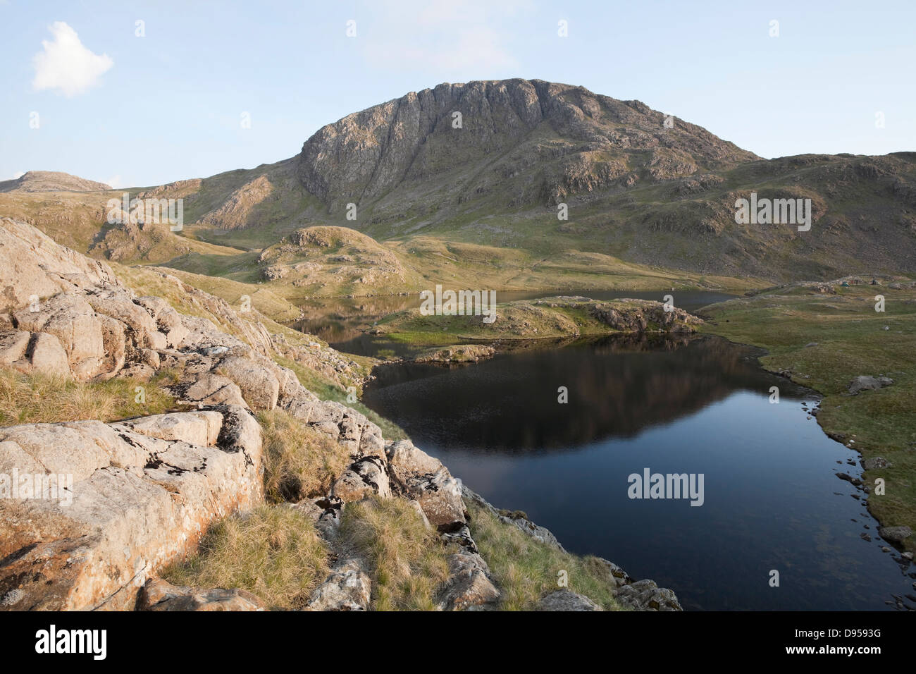 Großes Ende spiegelt sich in Beregnung Tarn, Cumbria, UK Stockfoto