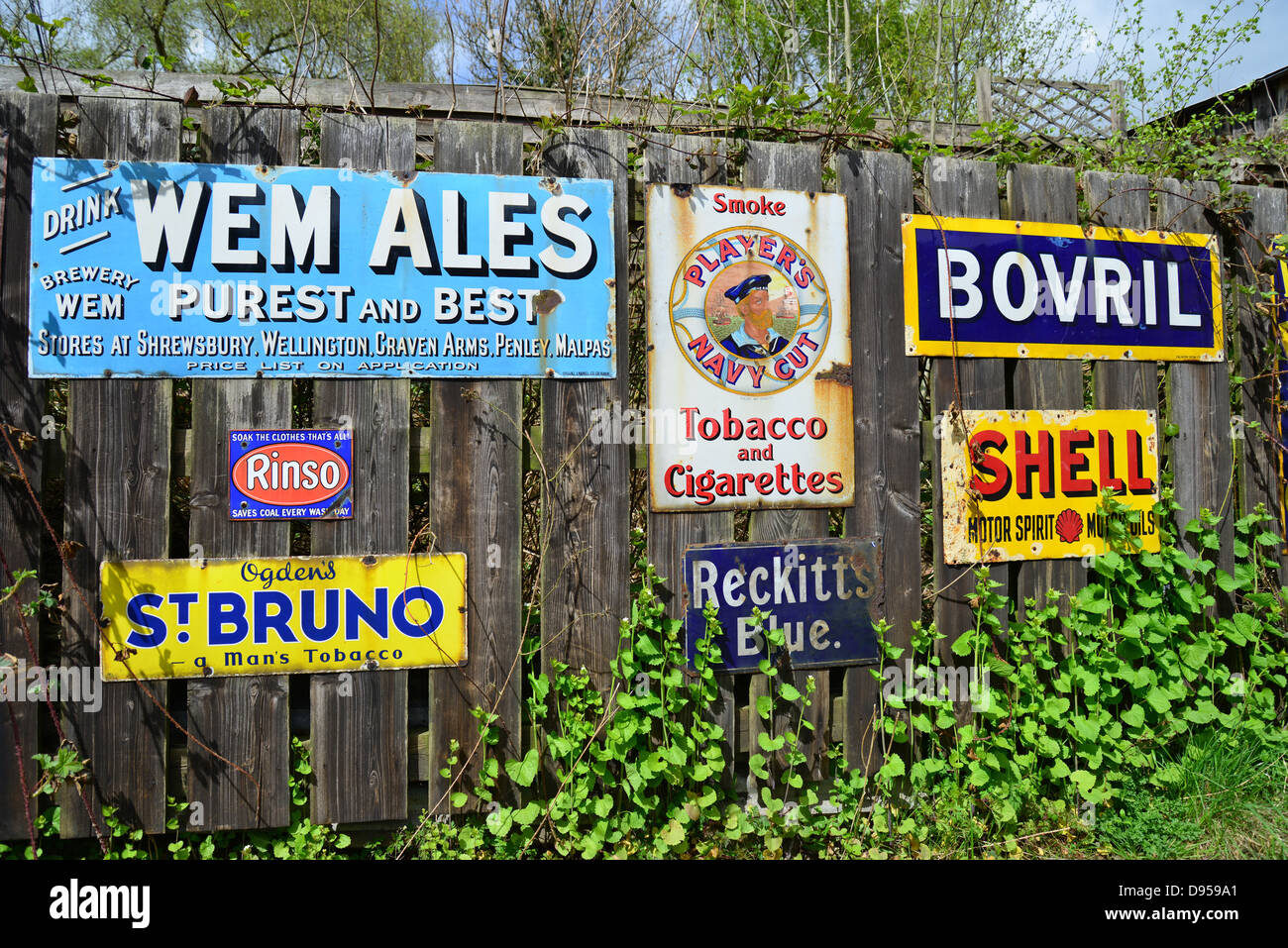 Vintage Zinn Metallschilder auf Zaun, Blists Hill viktorianischen Stadt, Madeley, Telford, Shropshire, England, Vereinigtes Königreich Stockfoto