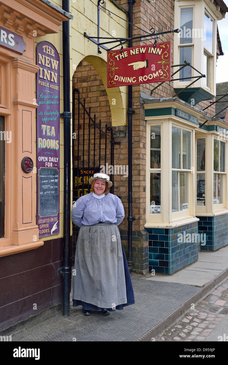 Frau im viktorianischen Kostüm von The New Inn Pub, Blists Hill viktorianischen Stadt, Madeley, Telford, Shropshire, England, Vereinigtes Königreich Stockfoto