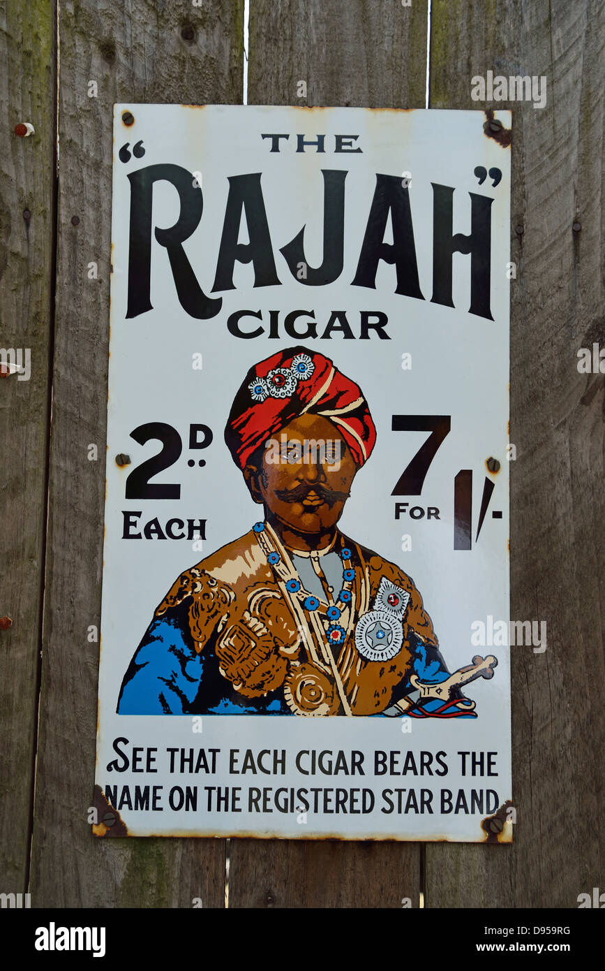 Vintage Dose Metall Zigarre Zeichen, Blists Hill viktorianischen Stadt, Madeley, Telford, Shropshire, England, Vereinigtes Königreich Stockfoto