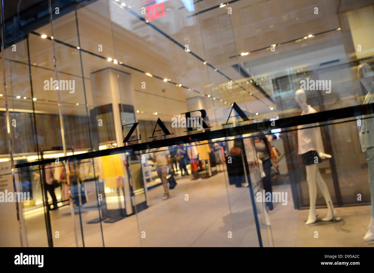 Zara-Geschäft in Fifth Avenue, Manhattan, New York City Stockfoto