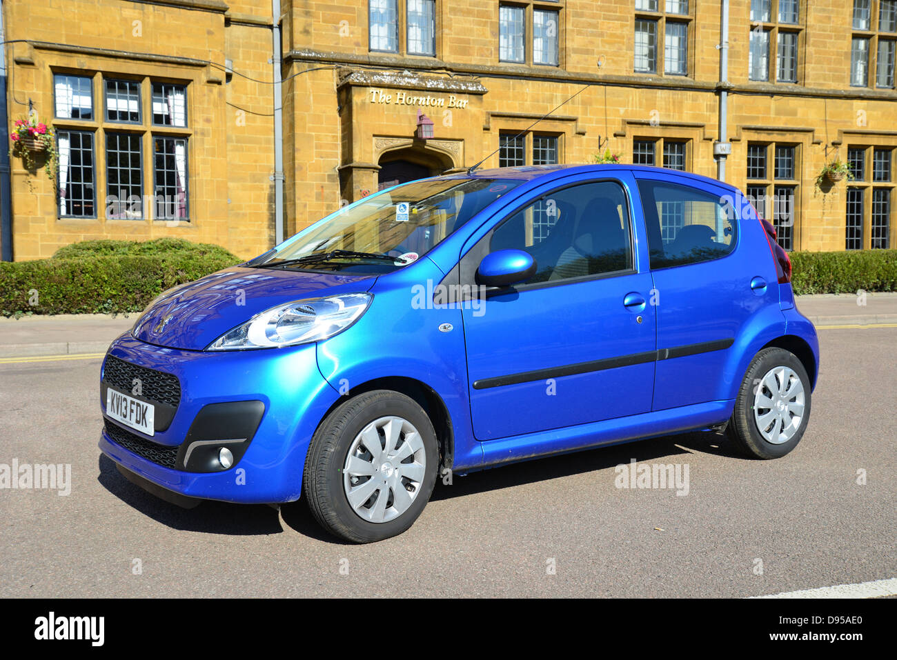 Peugeot 107 3-türige Kombilimousine außerhalb Whately Hall Hotel Mercure, Pferdemesse, Banbury, Oxfordshire, England, Vereinigtes Königreich Stockfoto