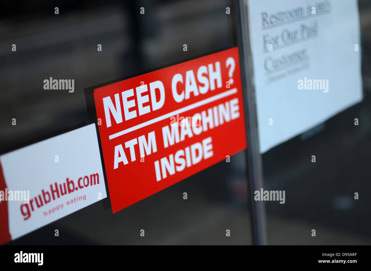 Aufkleber liest "Need Cash? Geldautomat im Inneren ", New York City Stockfoto