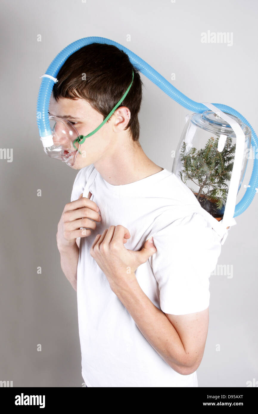 Ein kleiner Junge Durchfürung einer Sauerstoff-Luft-Pack mit einem Baum,  sauberen Luft zu produzieren Stockfotografie - Alamy