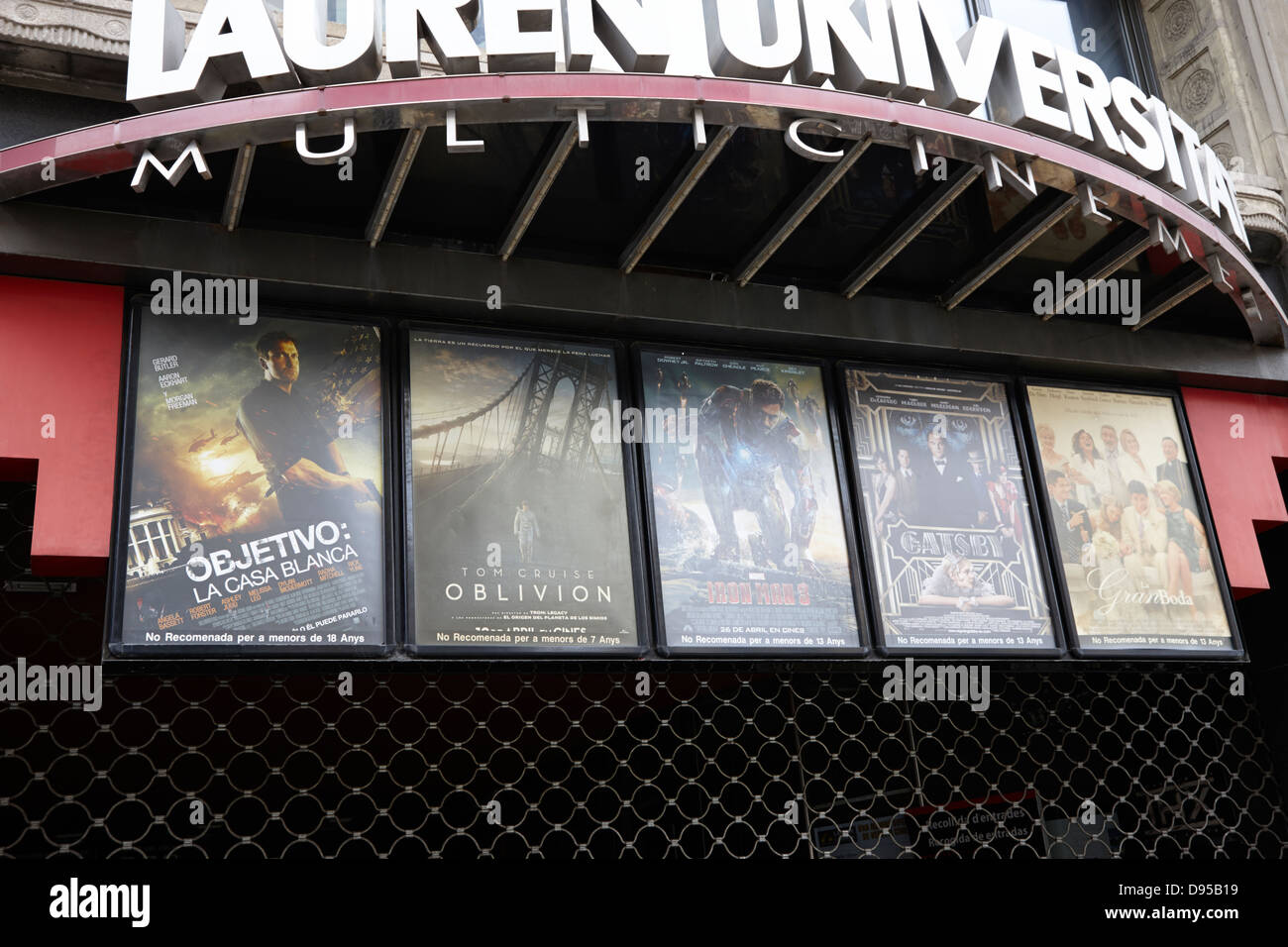 Holywood Blockbuster-Filmposter ins Spanische übersetzt außerhalb ein Multiplex Kino-Barcelona-Katalonien-Spanien Stockfoto