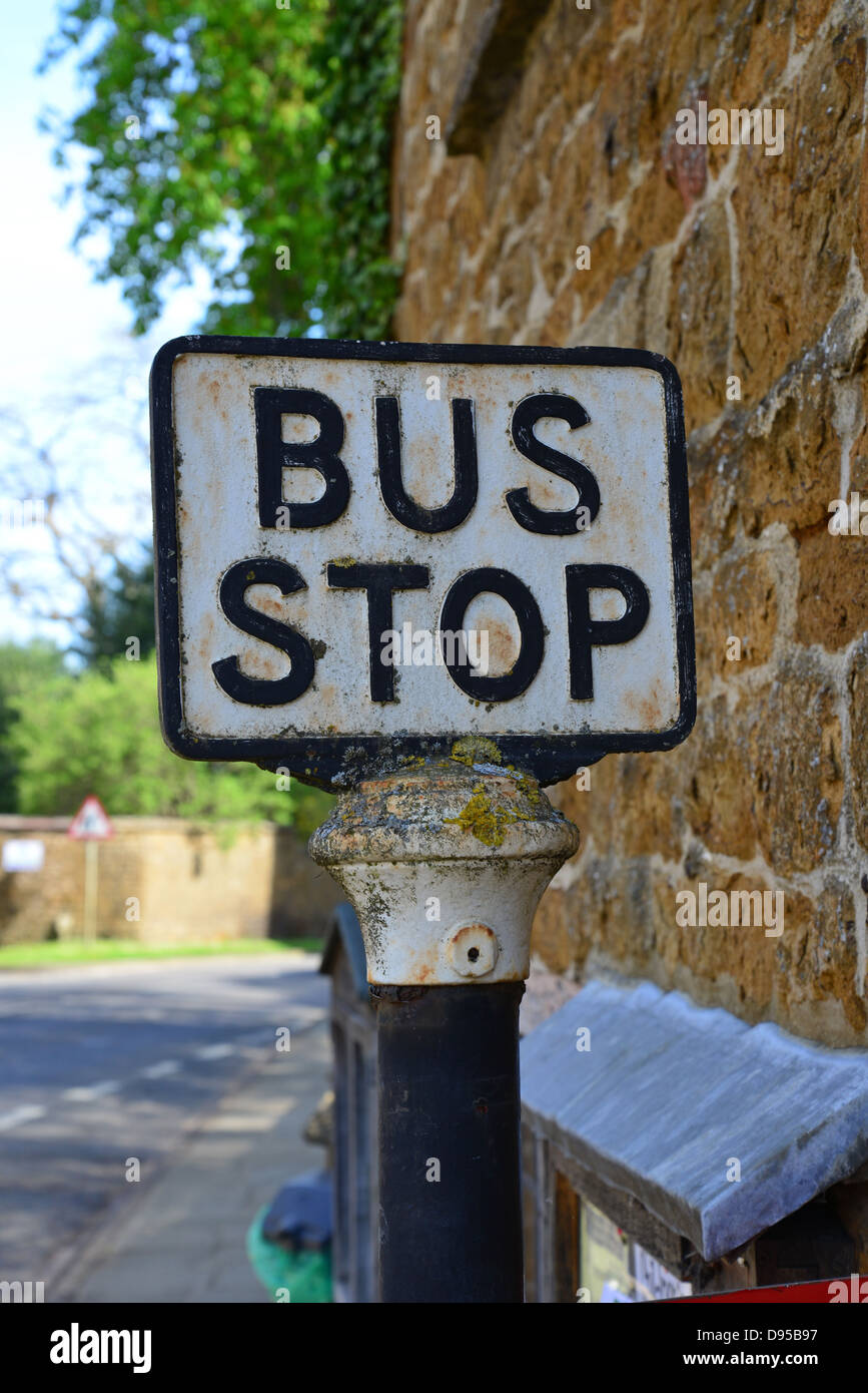Oldtimer Bus Stop-Schild außerhalb Bloxham Dorfmuseum, Church Street, Bloxham, Oxfordshire, England, Vereinigtes Königreich Stockfoto