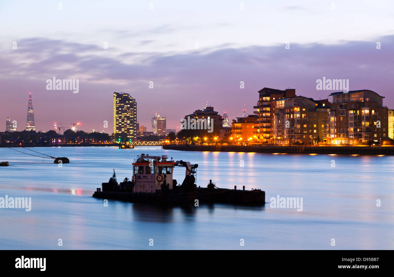 Die Themse bei Dämmerung London UK Stockfoto